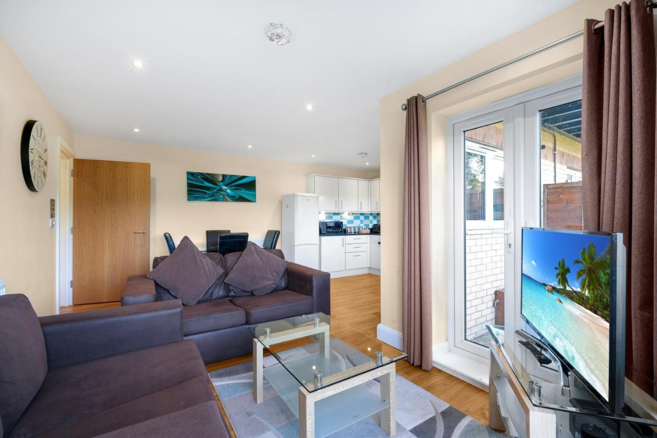 Stanwell London Heathrow Living Serviced Apartments By Ferndale מראה חיצוני תמונה