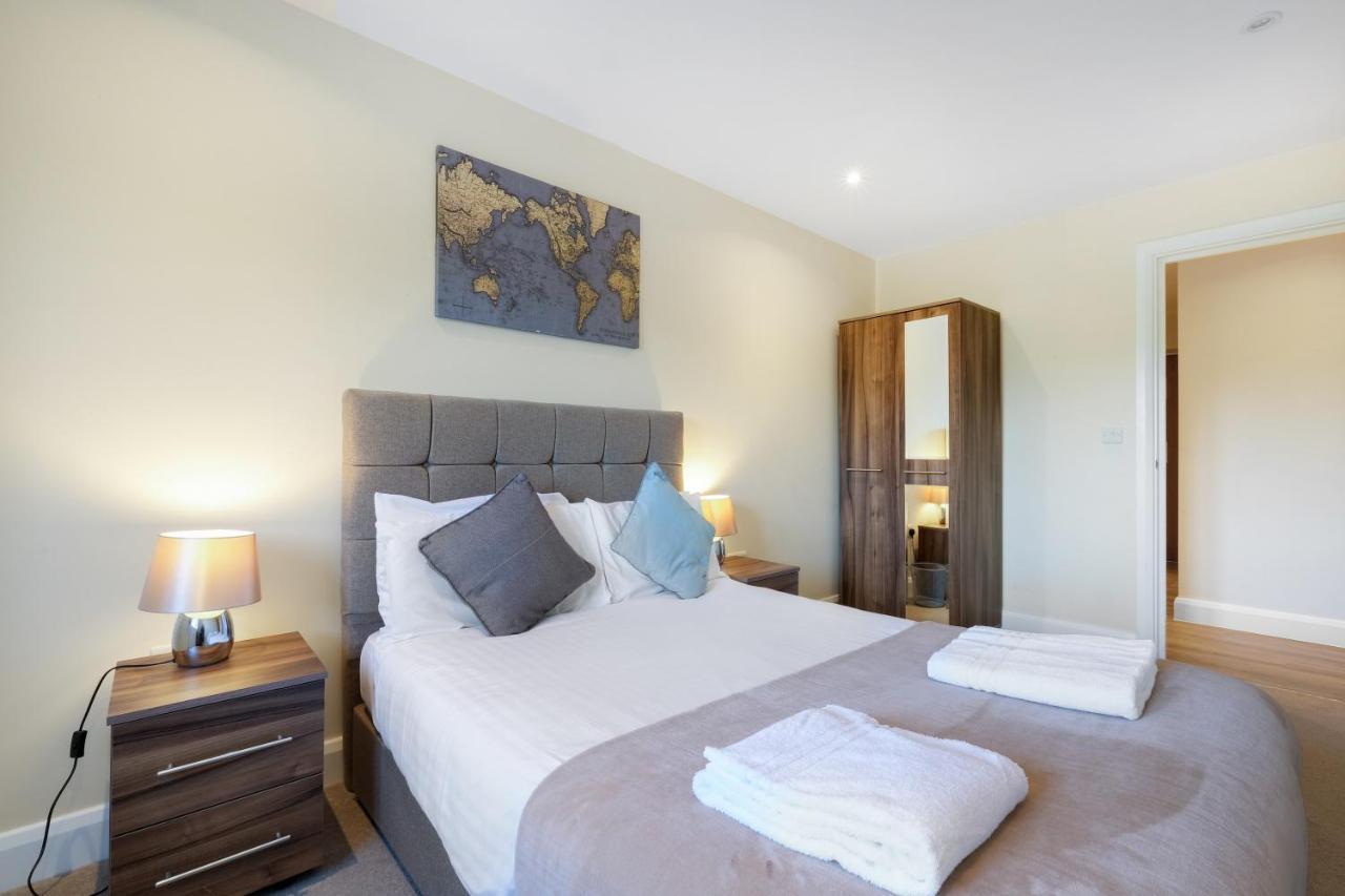 Stanwell London Heathrow Living Serviced Apartments By Ferndale מראה חיצוני תמונה