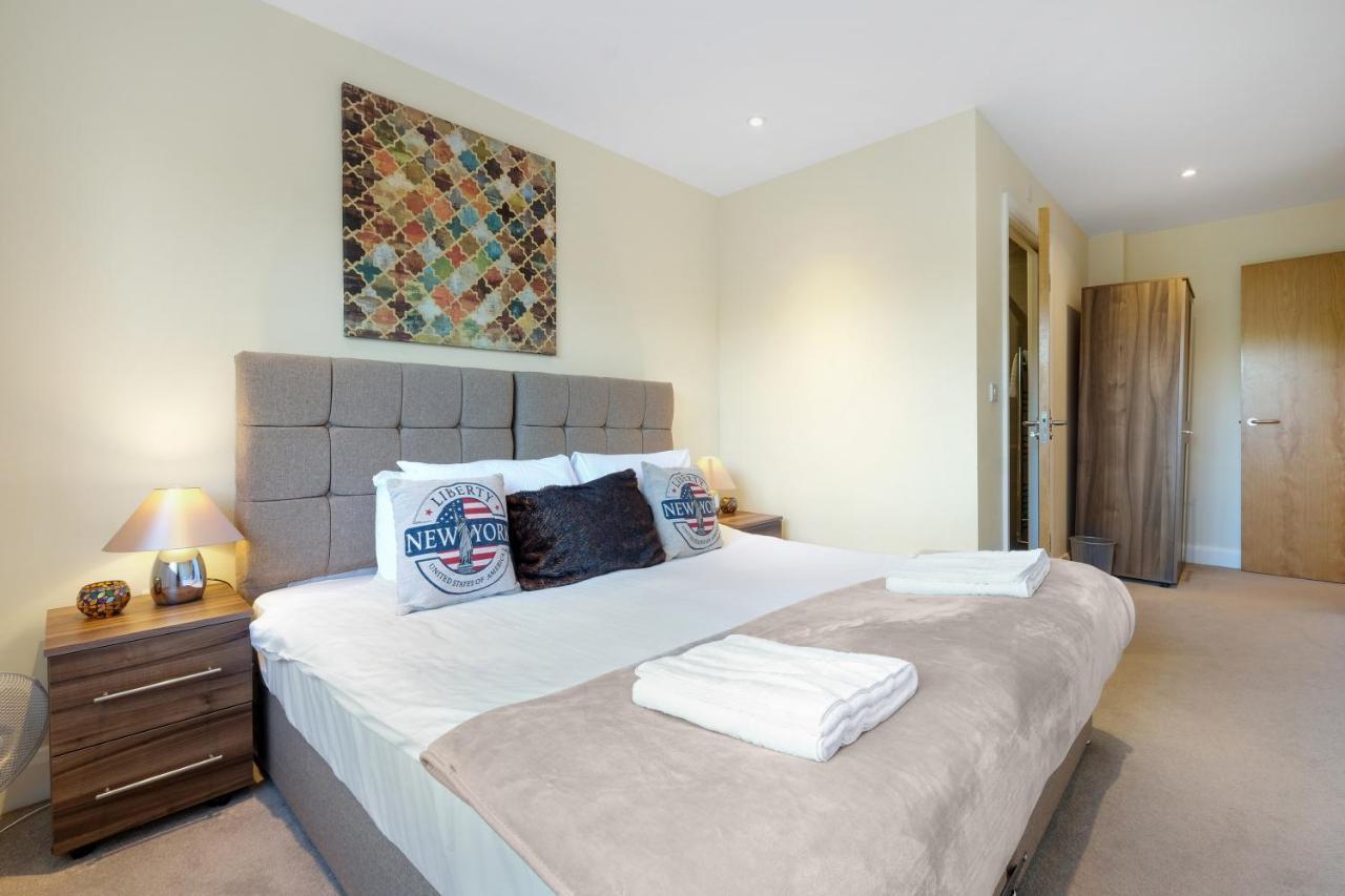 Stanwell London Heathrow Living Serviced Apartments By Ferndale מראה חיצוני תמונה