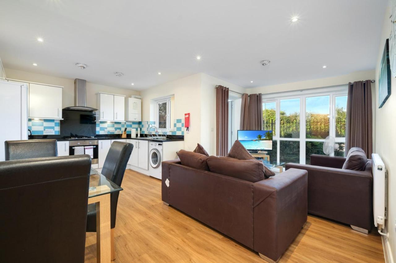 Stanwell London Heathrow Living Serviced Apartments By Ferndale מראה חיצוני תמונה