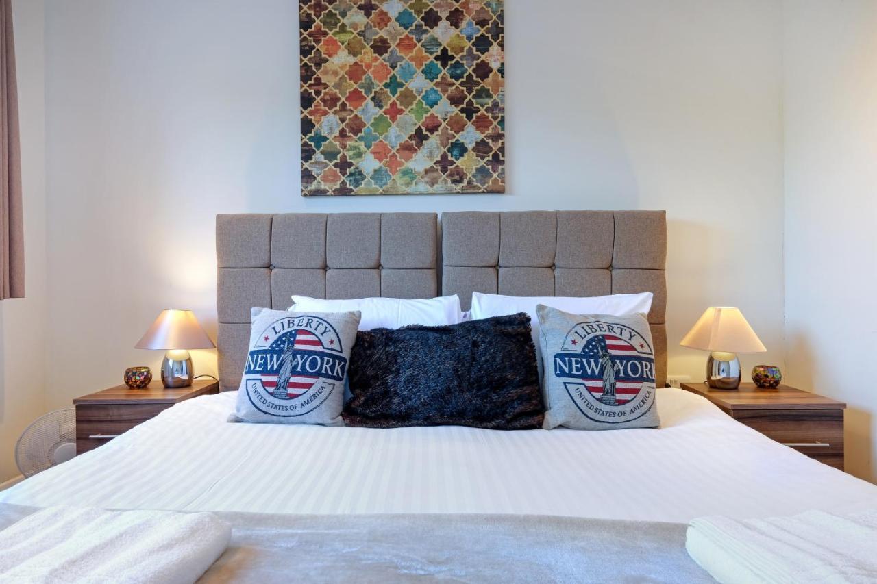 Stanwell London Heathrow Living Serviced Apartments By Ferndale מראה חיצוני תמונה