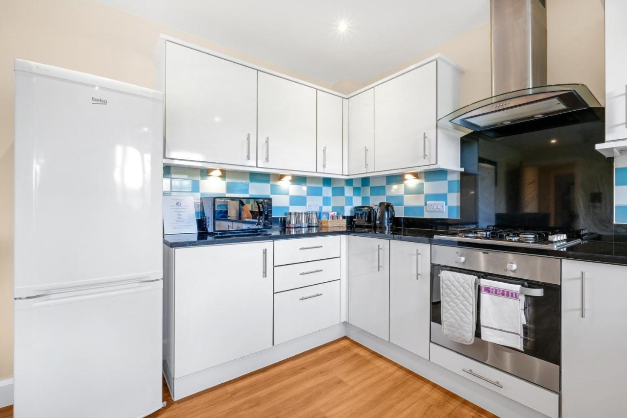 Stanwell London Heathrow Living Serviced Apartments By Ferndale מראה חיצוני תמונה