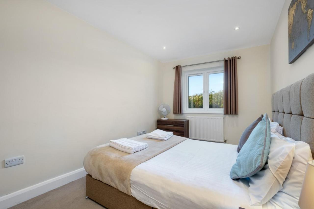 Stanwell London Heathrow Living Serviced Apartments By Ferndale מראה חיצוני תמונה