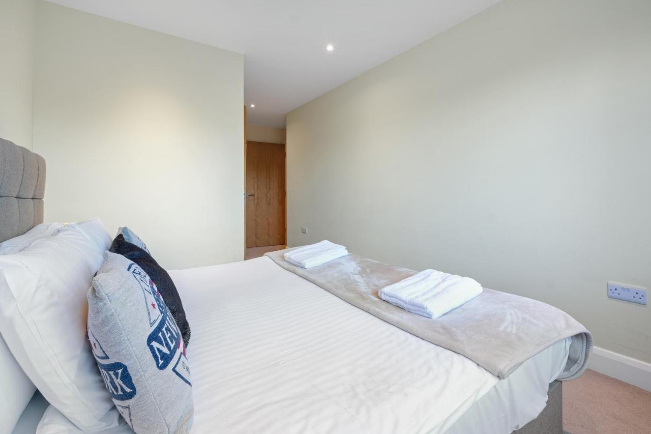 Stanwell London Heathrow Living Serviced Apartments By Ferndale מראה חיצוני תמונה