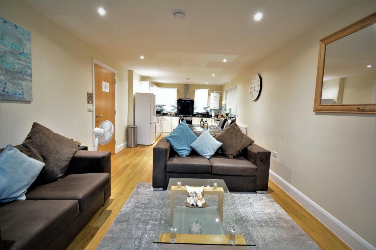 Stanwell London Heathrow Living Serviced Apartments By Ferndale מראה חיצוני תמונה