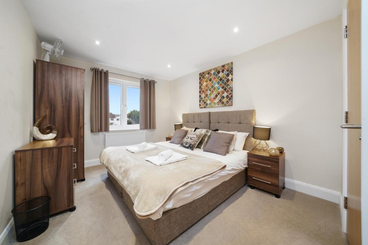 Stanwell London Heathrow Living Serviced Apartments By Ferndale מראה חיצוני תמונה