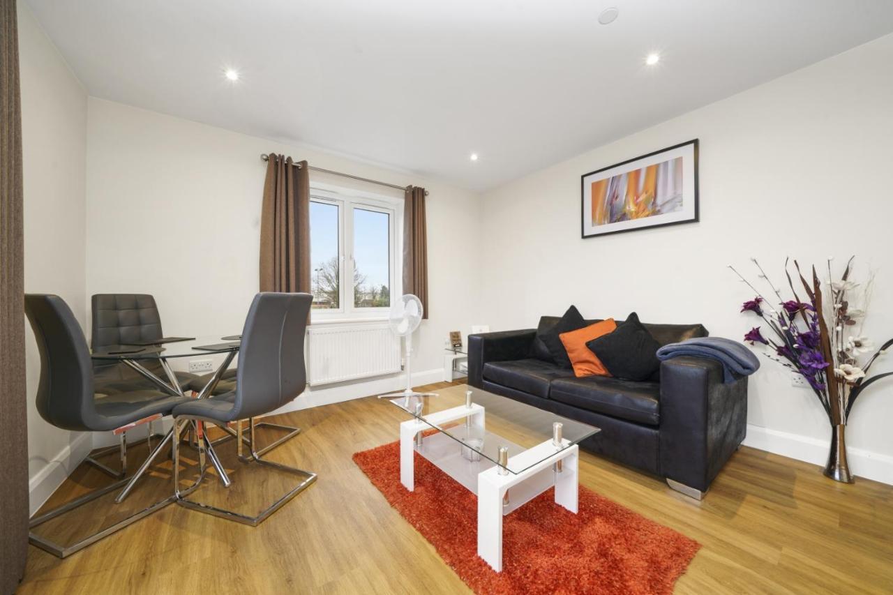 Stanwell London Heathrow Living Serviced Apartments By Ferndale מראה חיצוני תמונה