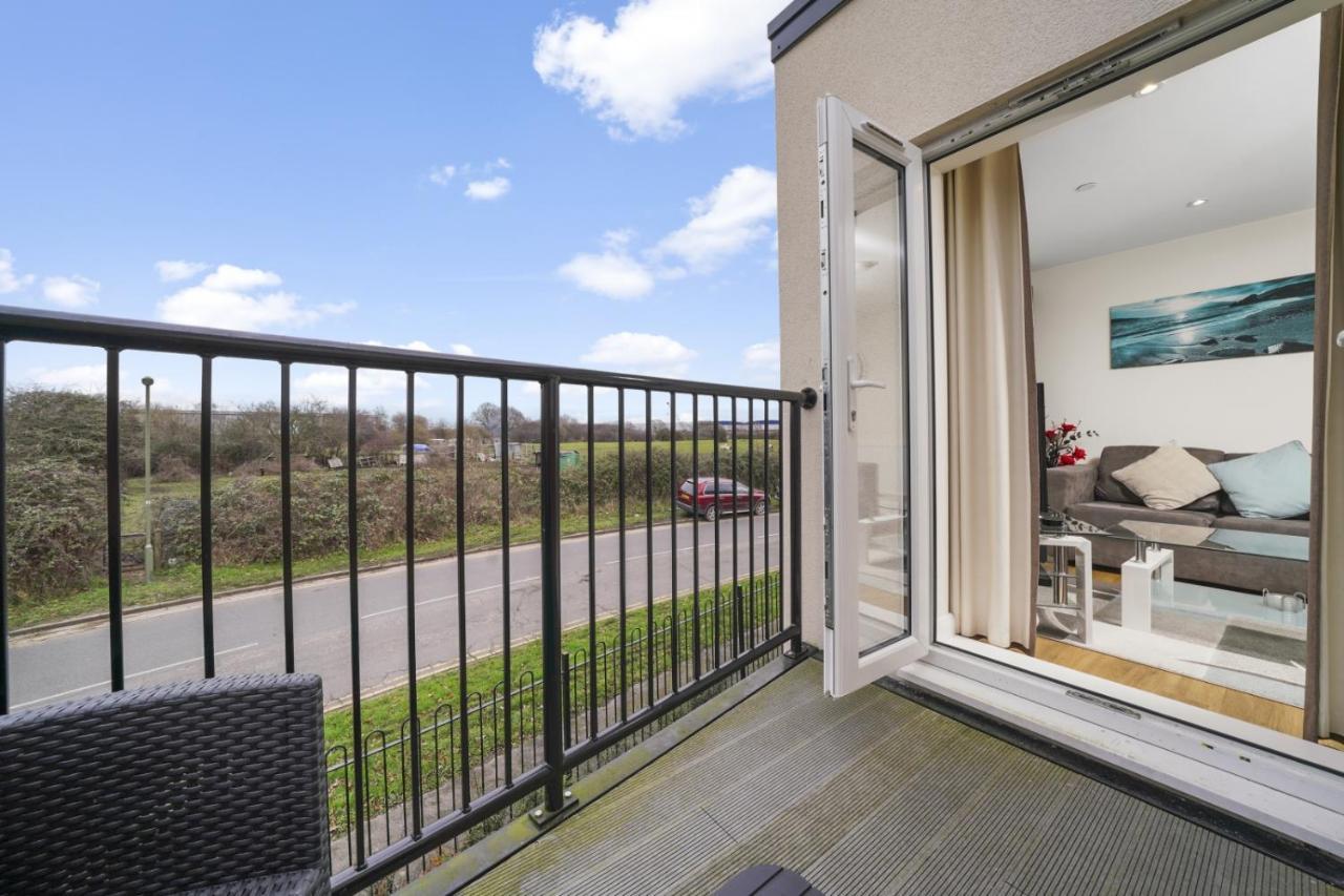 Stanwell London Heathrow Living Serviced Apartments By Ferndale מראה חיצוני תמונה