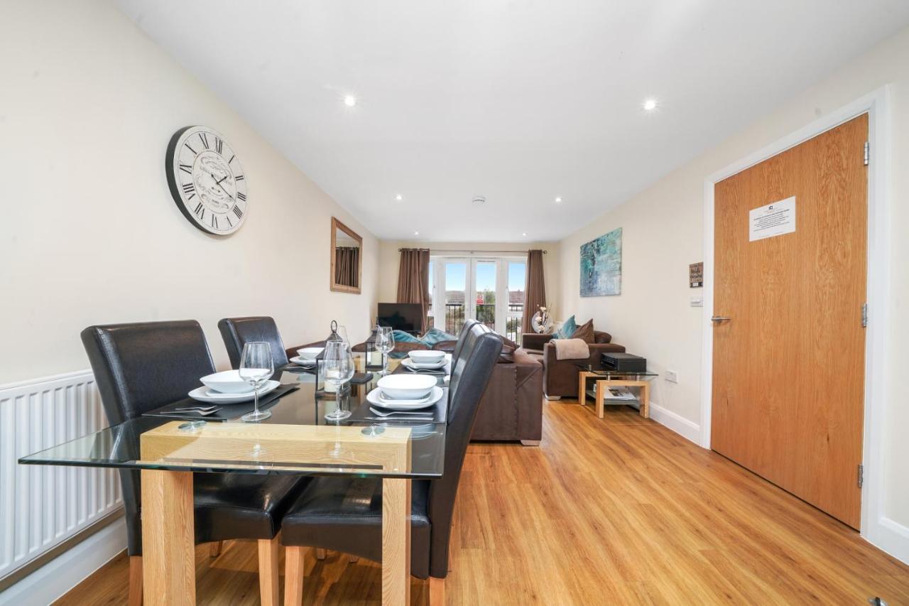 Stanwell London Heathrow Living Serviced Apartments By Ferndale מראה חיצוני תמונה