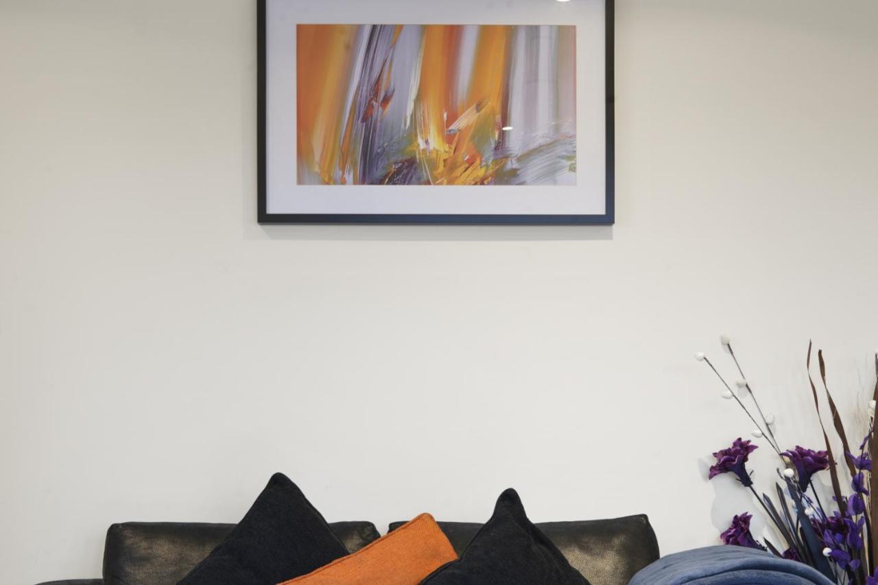 Stanwell London Heathrow Living Serviced Apartments By Ferndale מראה חיצוני תמונה