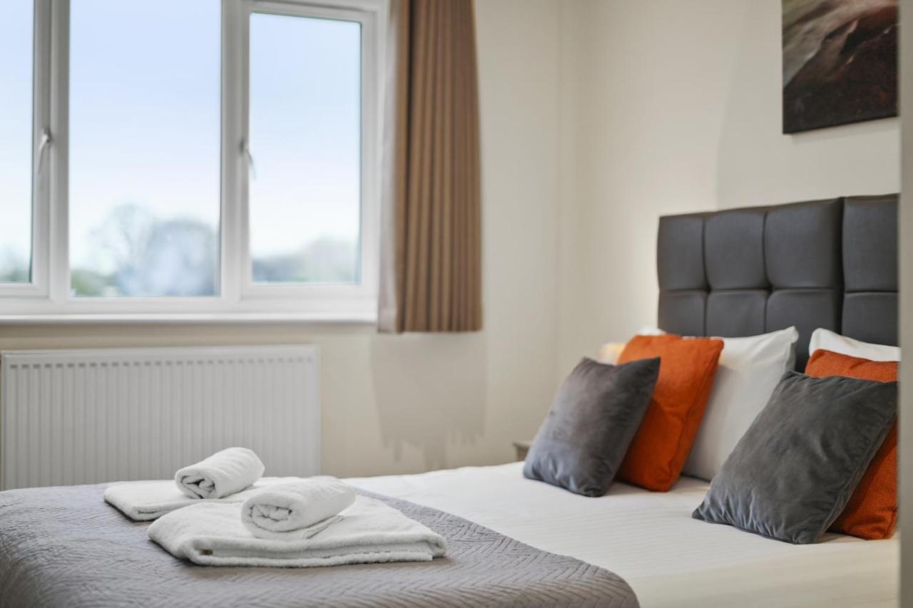 Stanwell London Heathrow Living Serviced Apartments By Ferndale מראה חיצוני תמונה