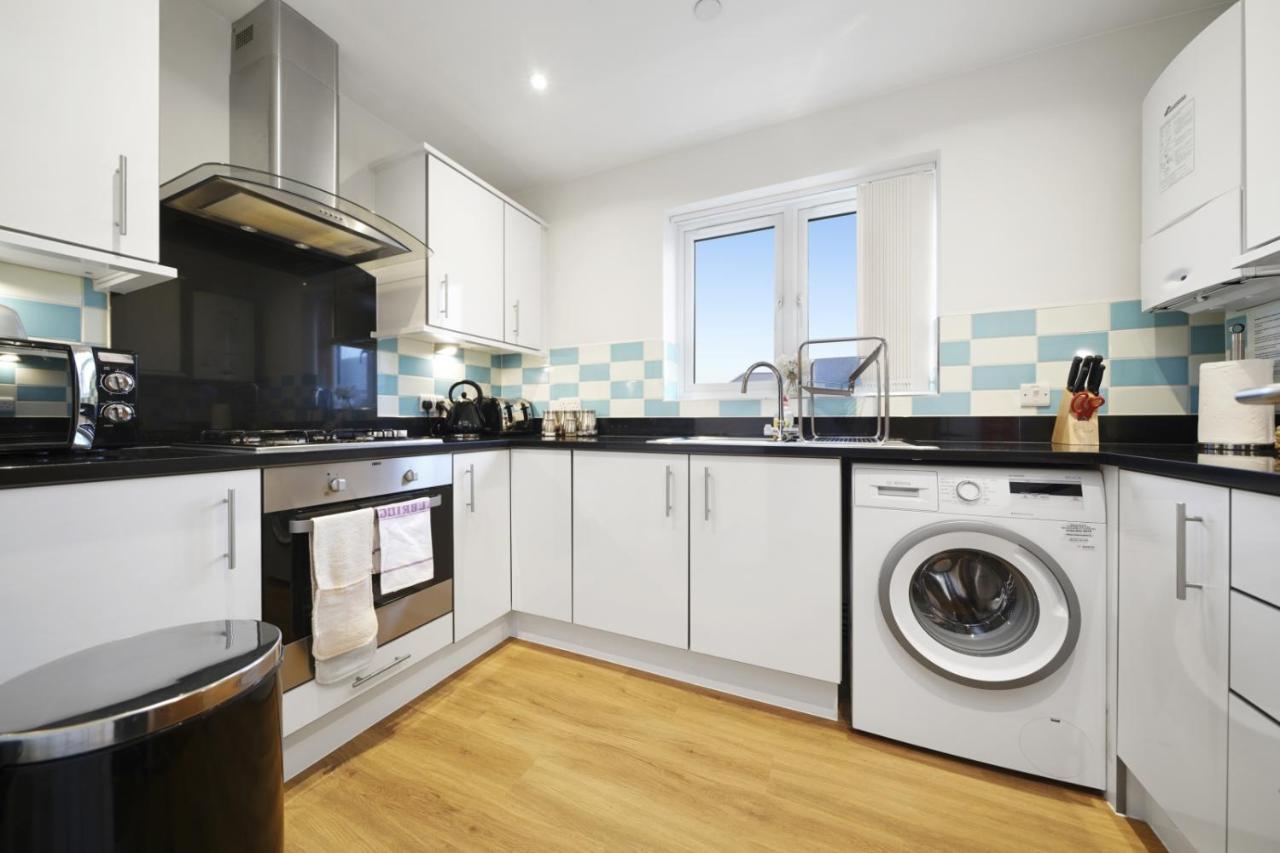 Stanwell London Heathrow Living Serviced Apartments By Ferndale מראה חיצוני תמונה