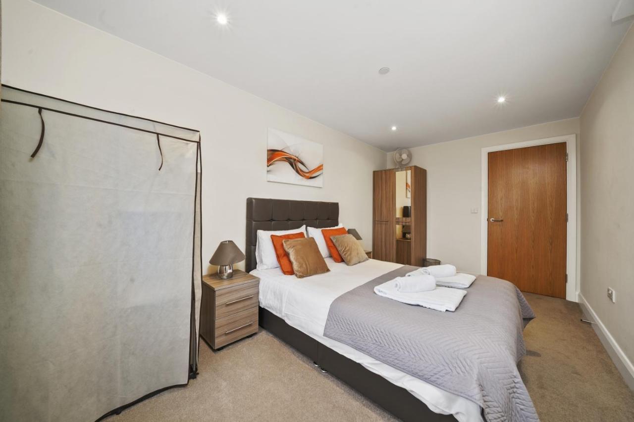 Stanwell London Heathrow Living Serviced Apartments By Ferndale מראה חיצוני תמונה