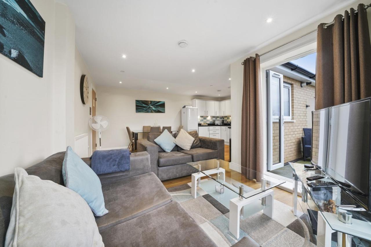 Stanwell London Heathrow Living Serviced Apartments By Ferndale מראה חיצוני תמונה
