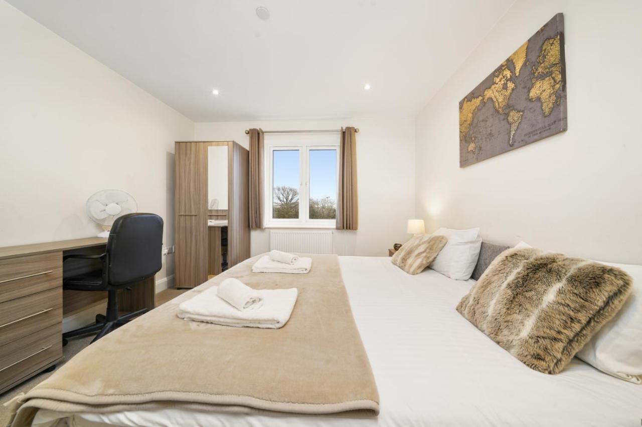 Stanwell London Heathrow Living Serviced Apartments By Ferndale מראה חיצוני תמונה