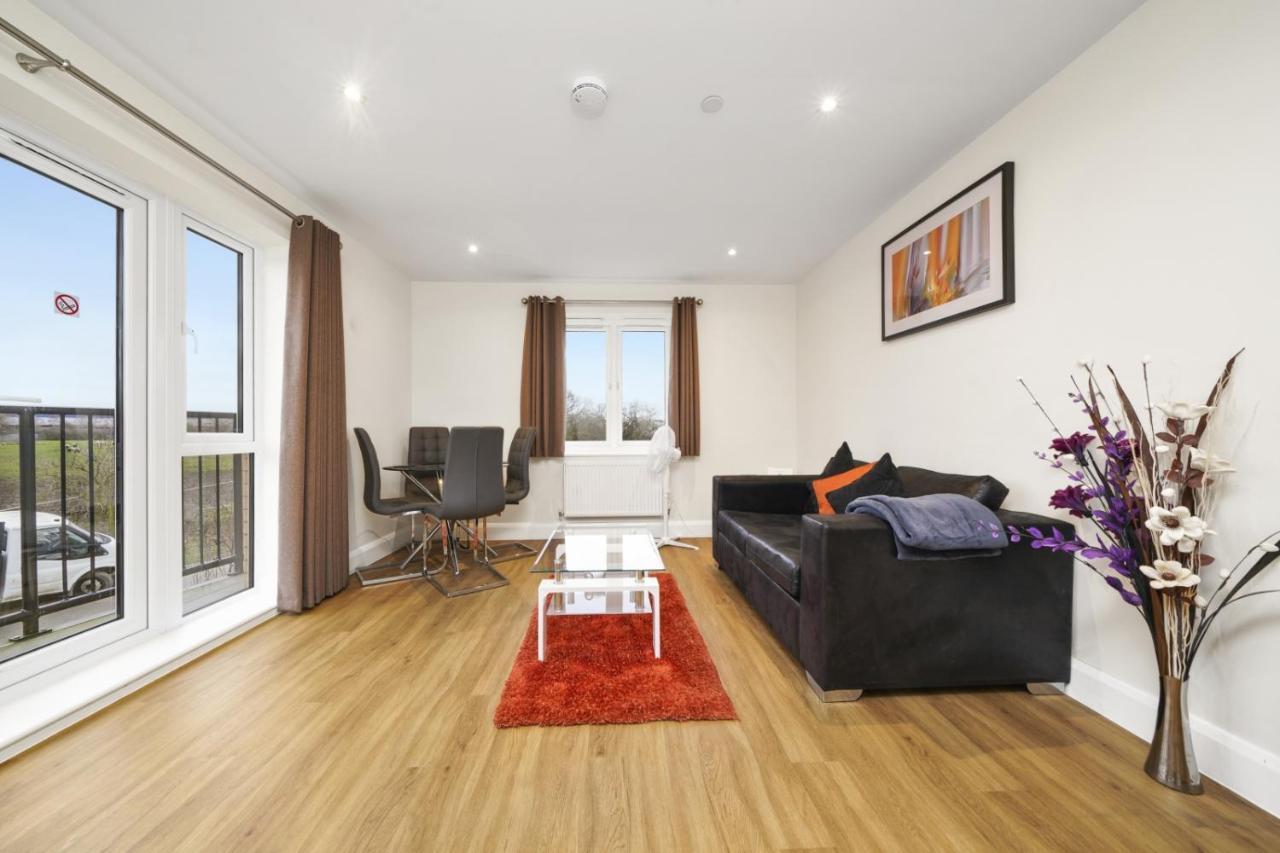 Stanwell London Heathrow Living Serviced Apartments By Ferndale מראה חיצוני תמונה