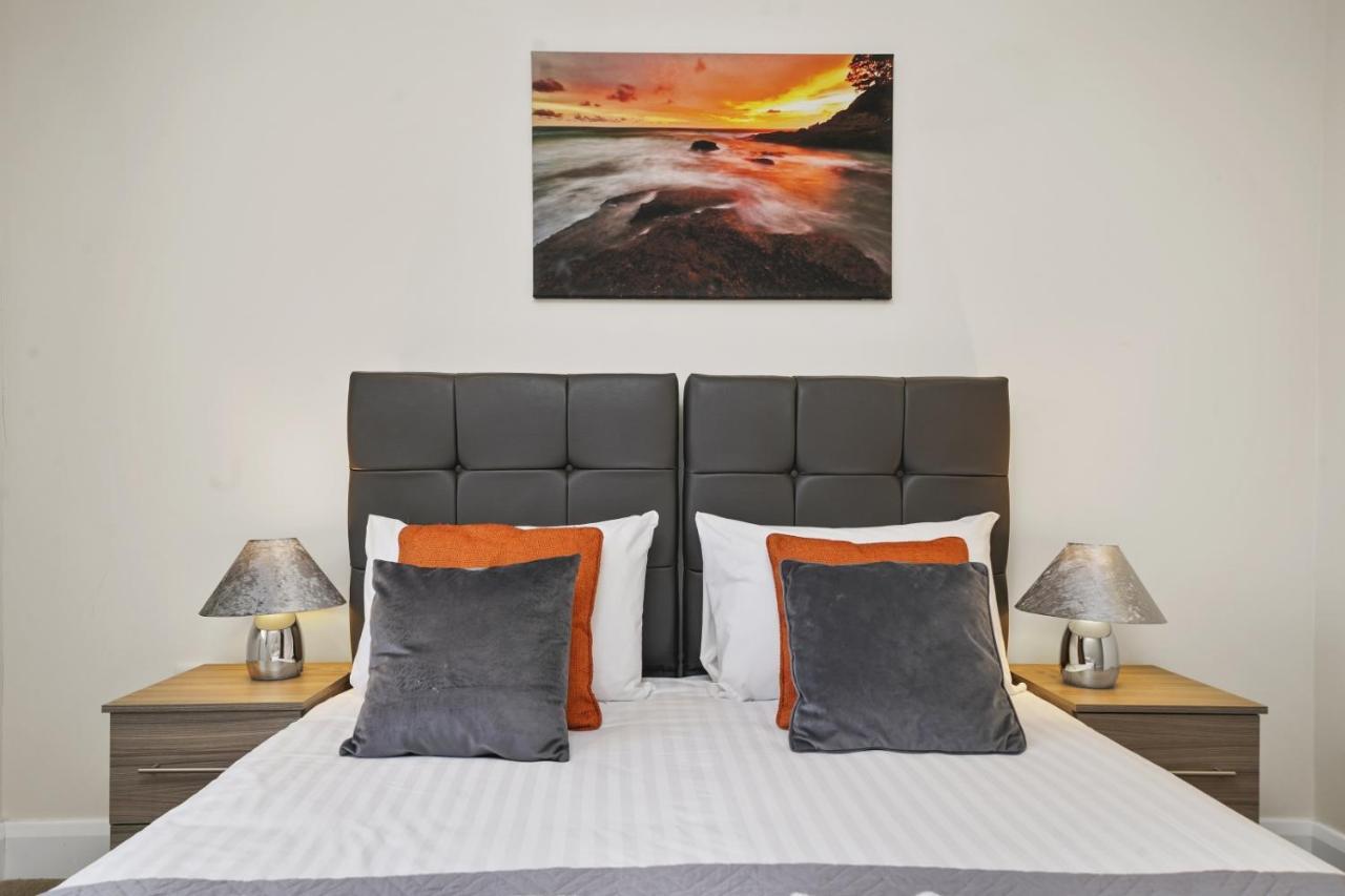 Stanwell London Heathrow Living Serviced Apartments By Ferndale מראה חיצוני תמונה