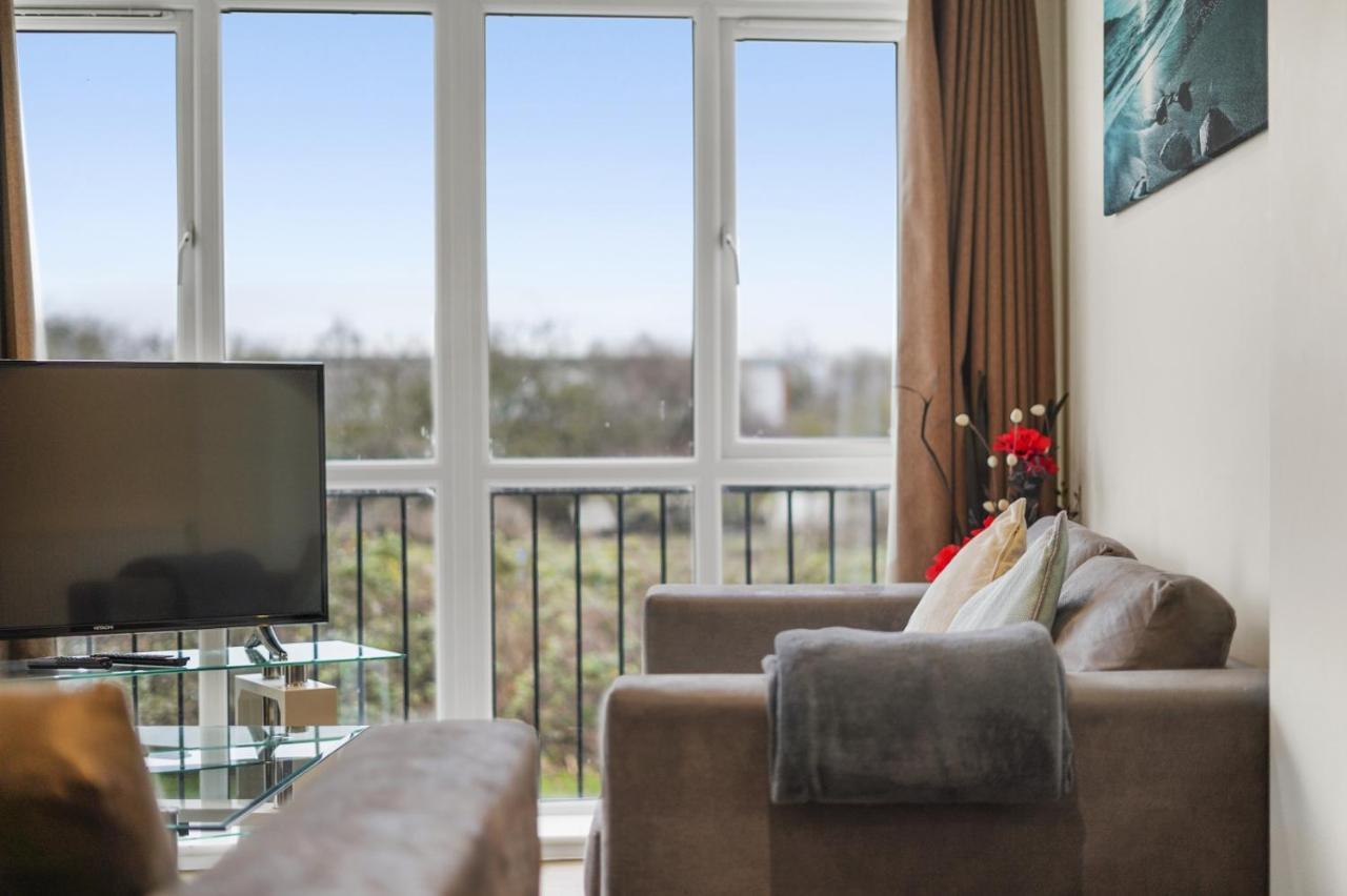Stanwell London Heathrow Living Serviced Apartments By Ferndale מראה חיצוני תמונה