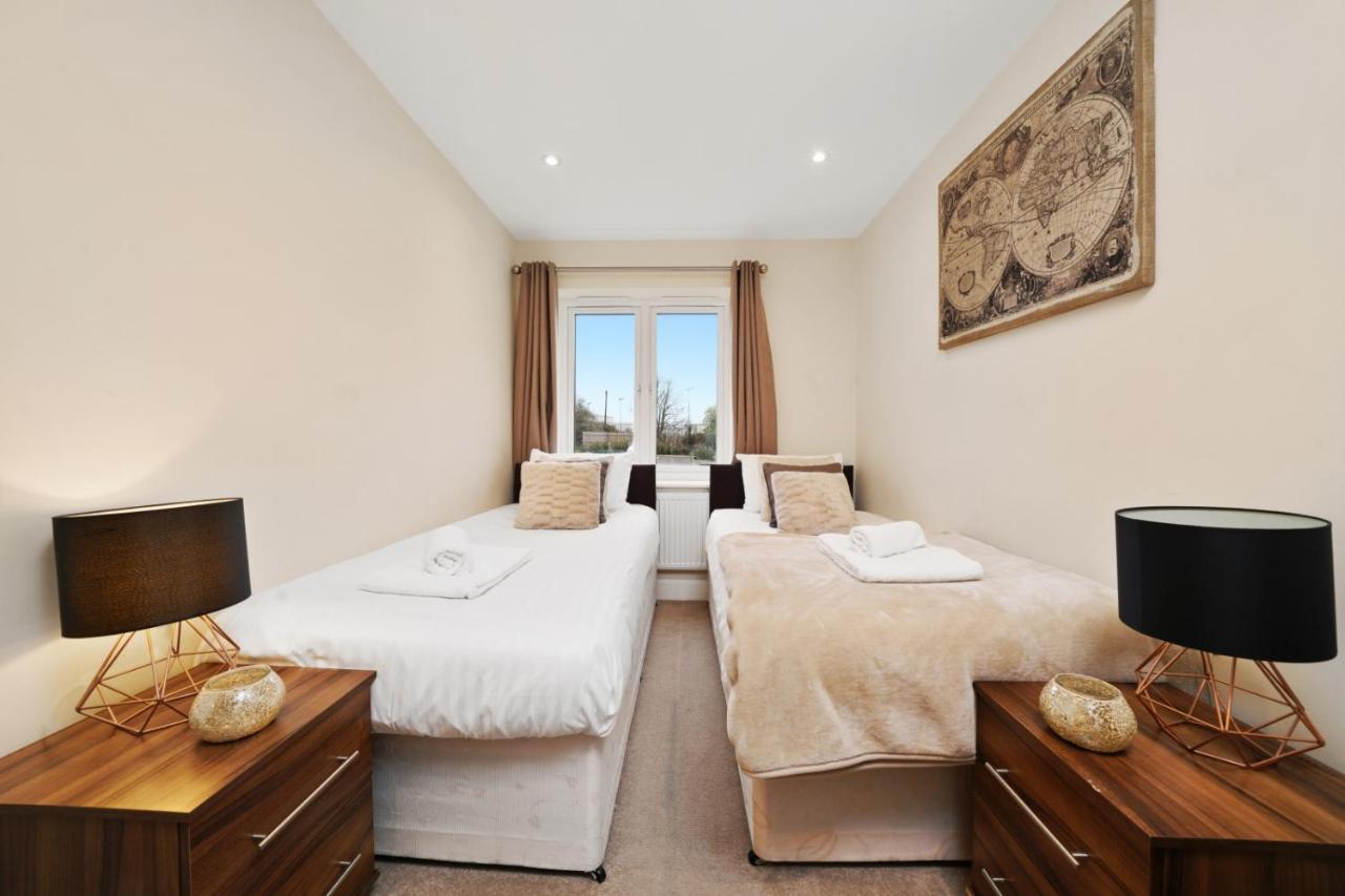 Stanwell London Heathrow Living Serviced Apartments By Ferndale מראה חיצוני תמונה