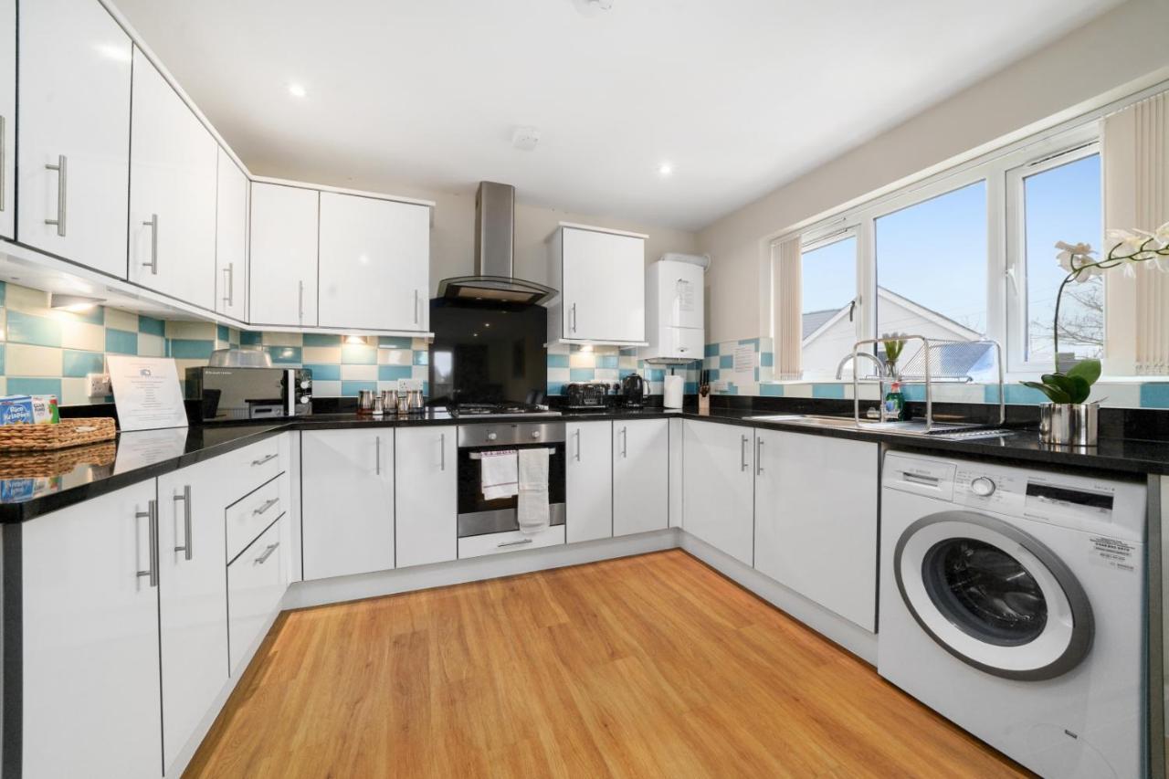 Stanwell London Heathrow Living Serviced Apartments By Ferndale מראה חיצוני תמונה