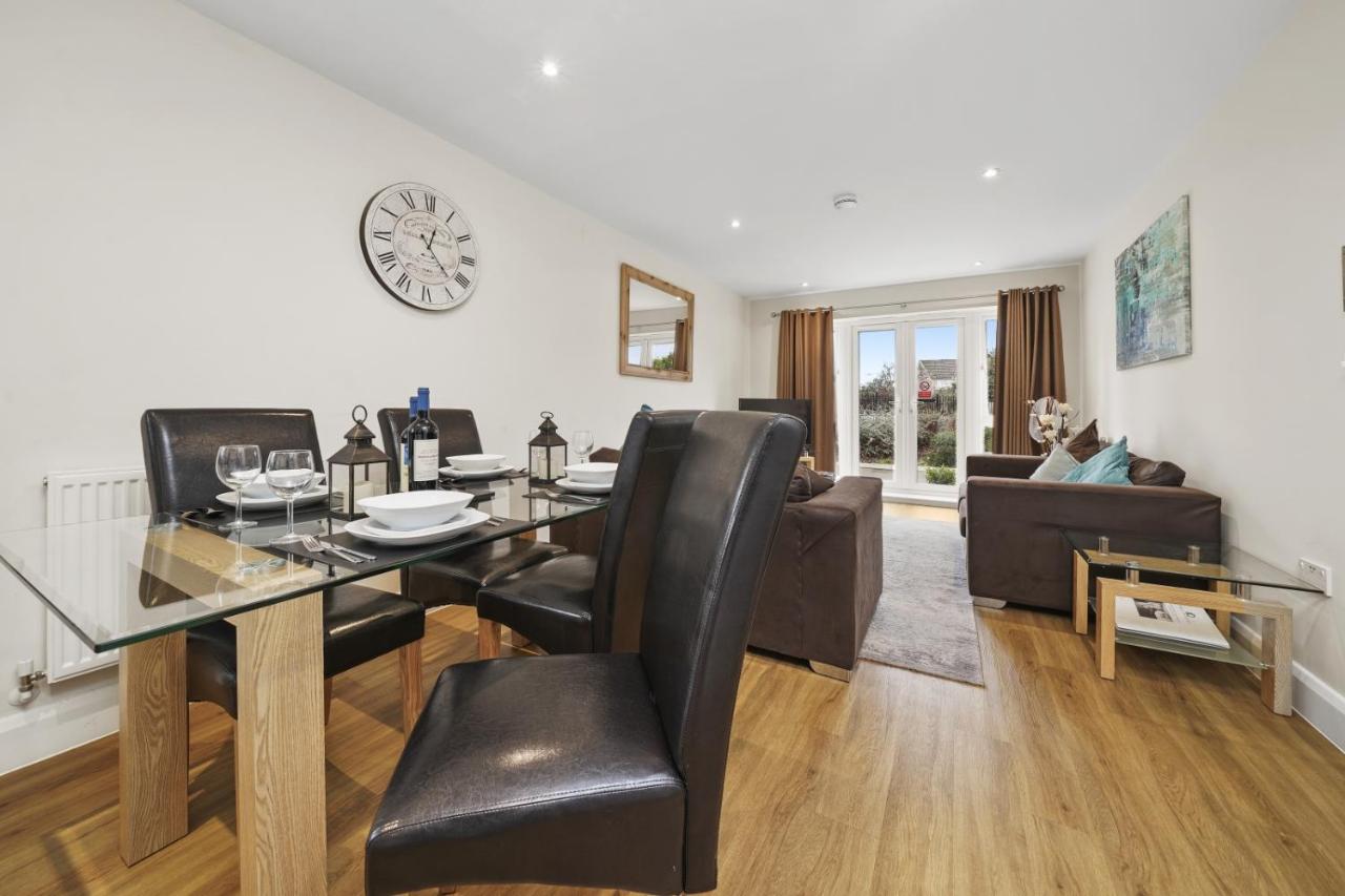 Stanwell London Heathrow Living Serviced Apartments By Ferndale מראה חיצוני תמונה