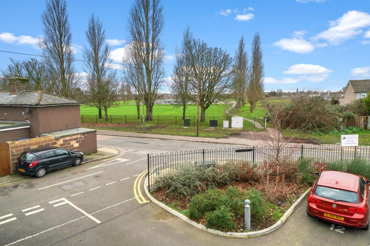 Stanwell London Heathrow Living Serviced Apartments By Ferndale מראה חיצוני תמונה